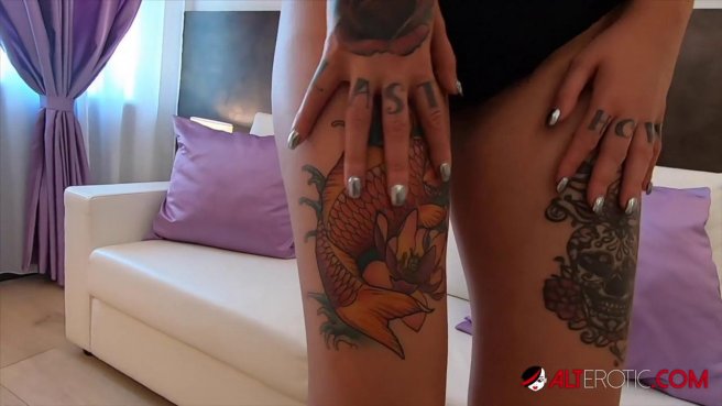 Татуированная девка с торчащими сиськами отсасывает горлом елду агента #3
