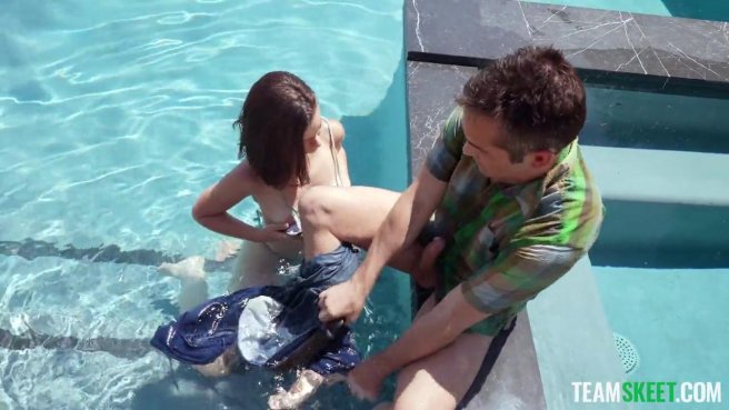 Наказал сучку сексом за купание в чужом бассейне #4